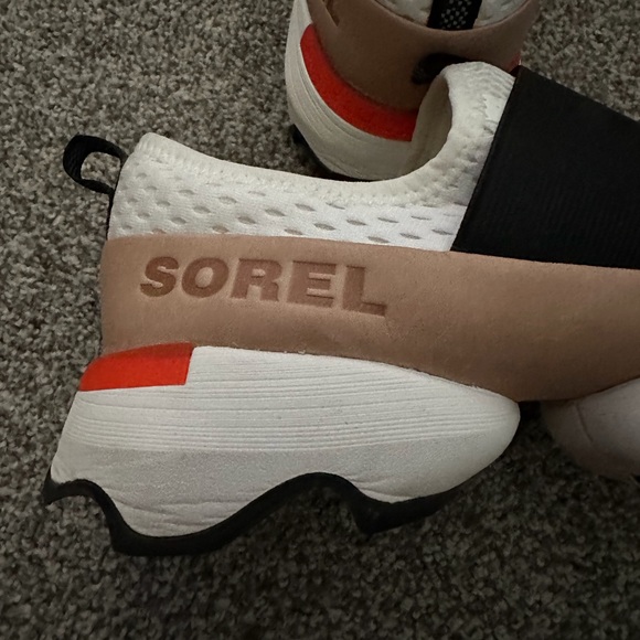 Womens size 8 athletic shoe - Picture 3 of 4